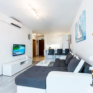 Elena Apartman Pula